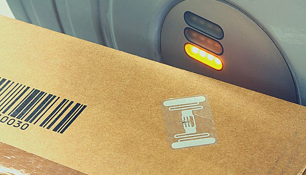 Ulepszenie zabezpieczeń przed fałszerstwami: technologia RFID sprawia, że ​​uwierzytelnianie luksusowych produktów jest prostsze i bardziej niezawodne